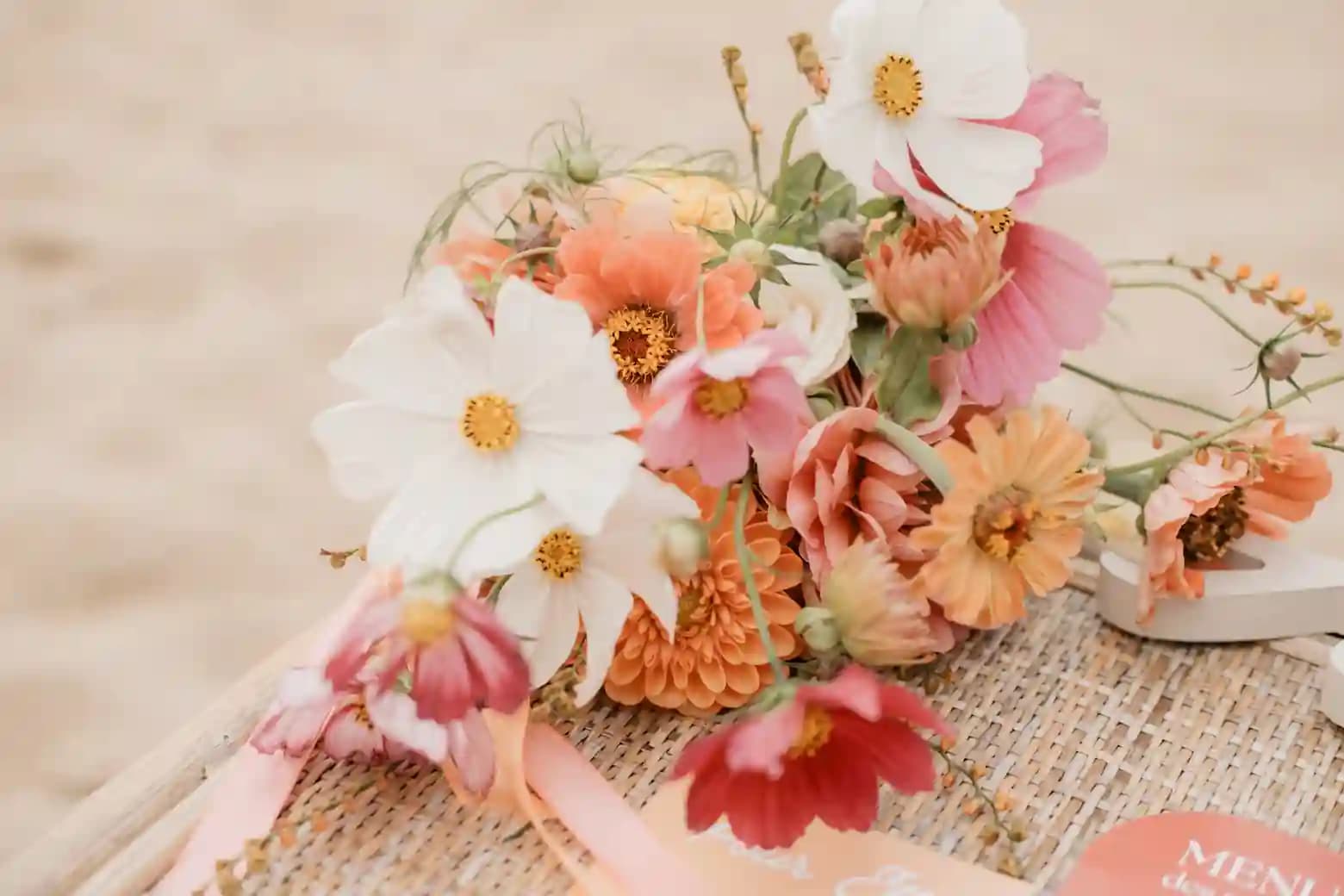 Un bouquet de mariée coloré entre dahlias et cosmos
