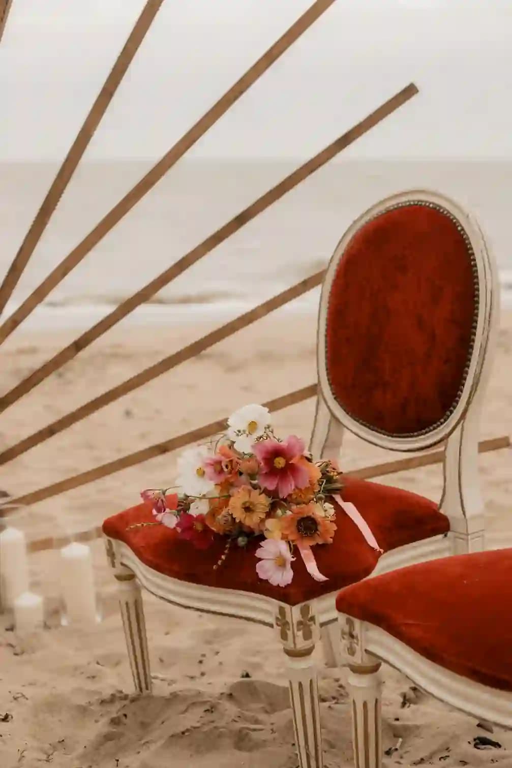 Des chaises de cérémonie laïque originale pour un mariage chaleureux