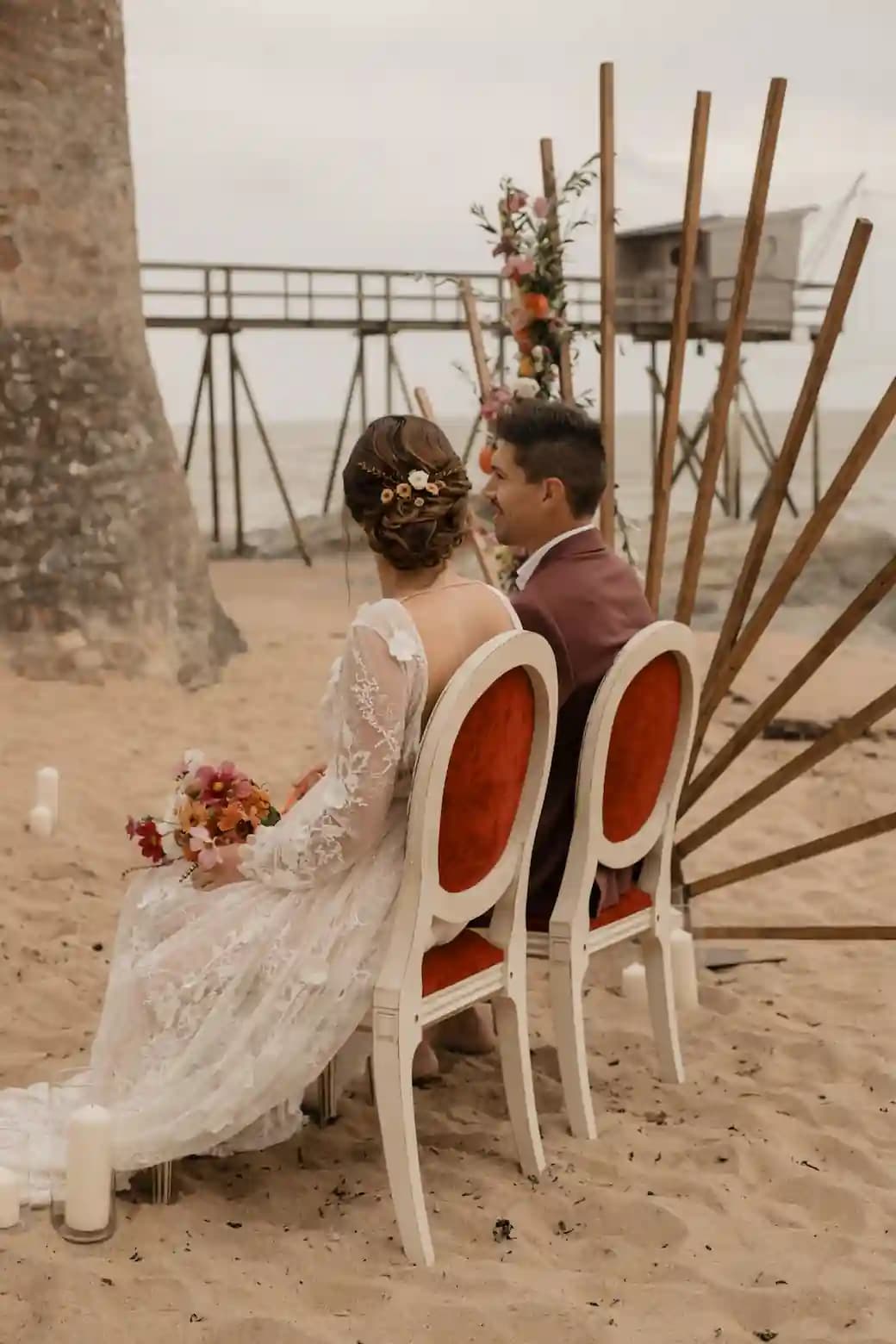 Une cérémonie laïque bohème et colorée sur la plage