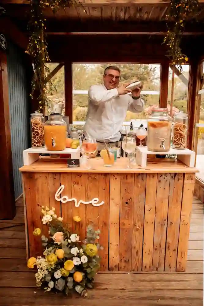 Un bar à cocktail décoré et animé par un professionnel