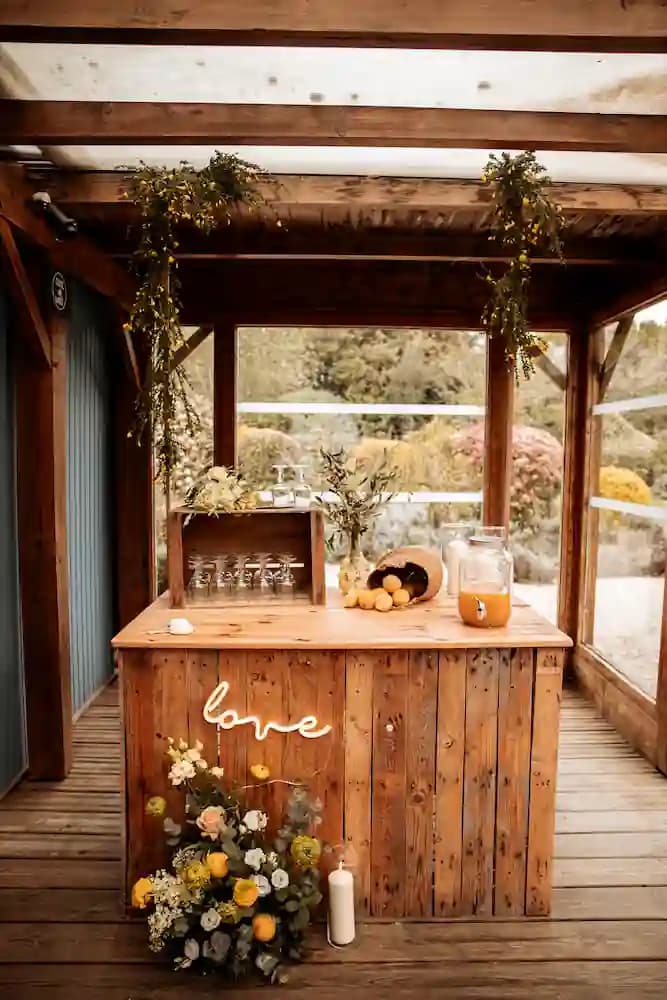 Un bar en palette pour une ambiance bohème durant votre cocktail