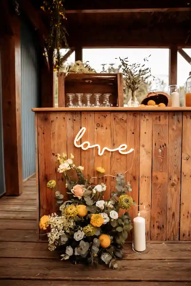 Composition florale citronnée pour habiller votre bar à thème