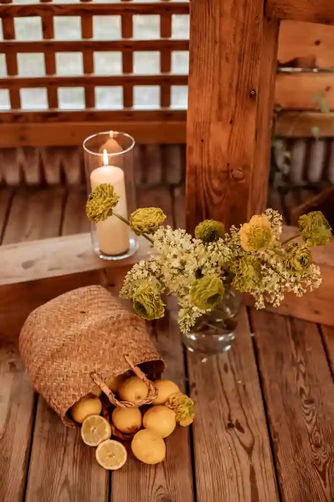 Composition florale et citrons pour une ambiance dolce vita