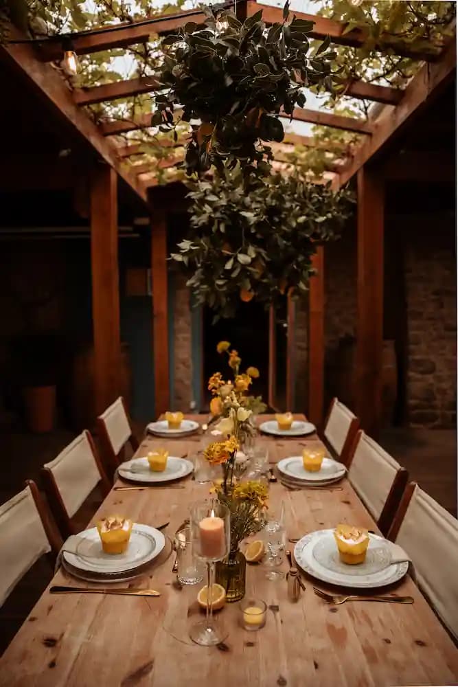 Chemin de table avec succession de soliflores