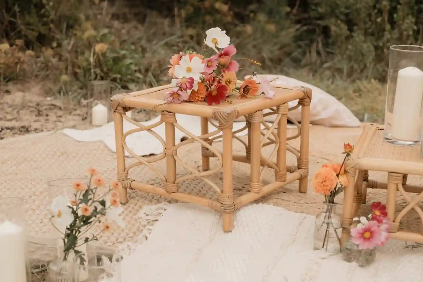 Des petites tables en osier au style bohème pour votre espace détente