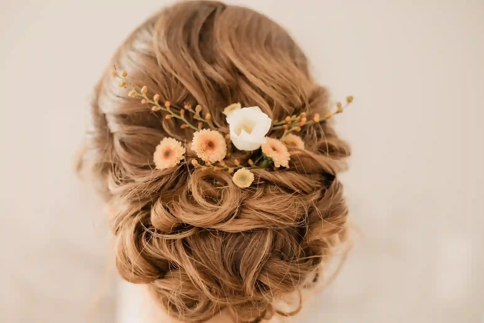 Une broche florale pour accessoiriser votre coiffure de mariée