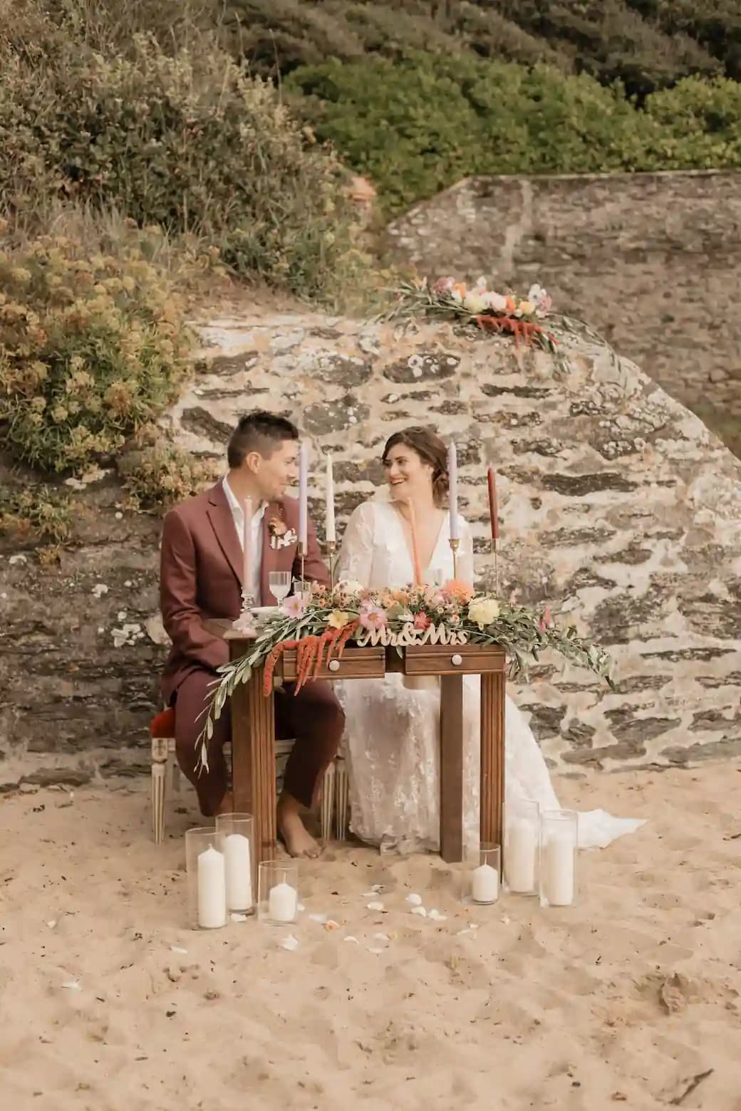 Un dîner aux chandelles colorées face à la mer