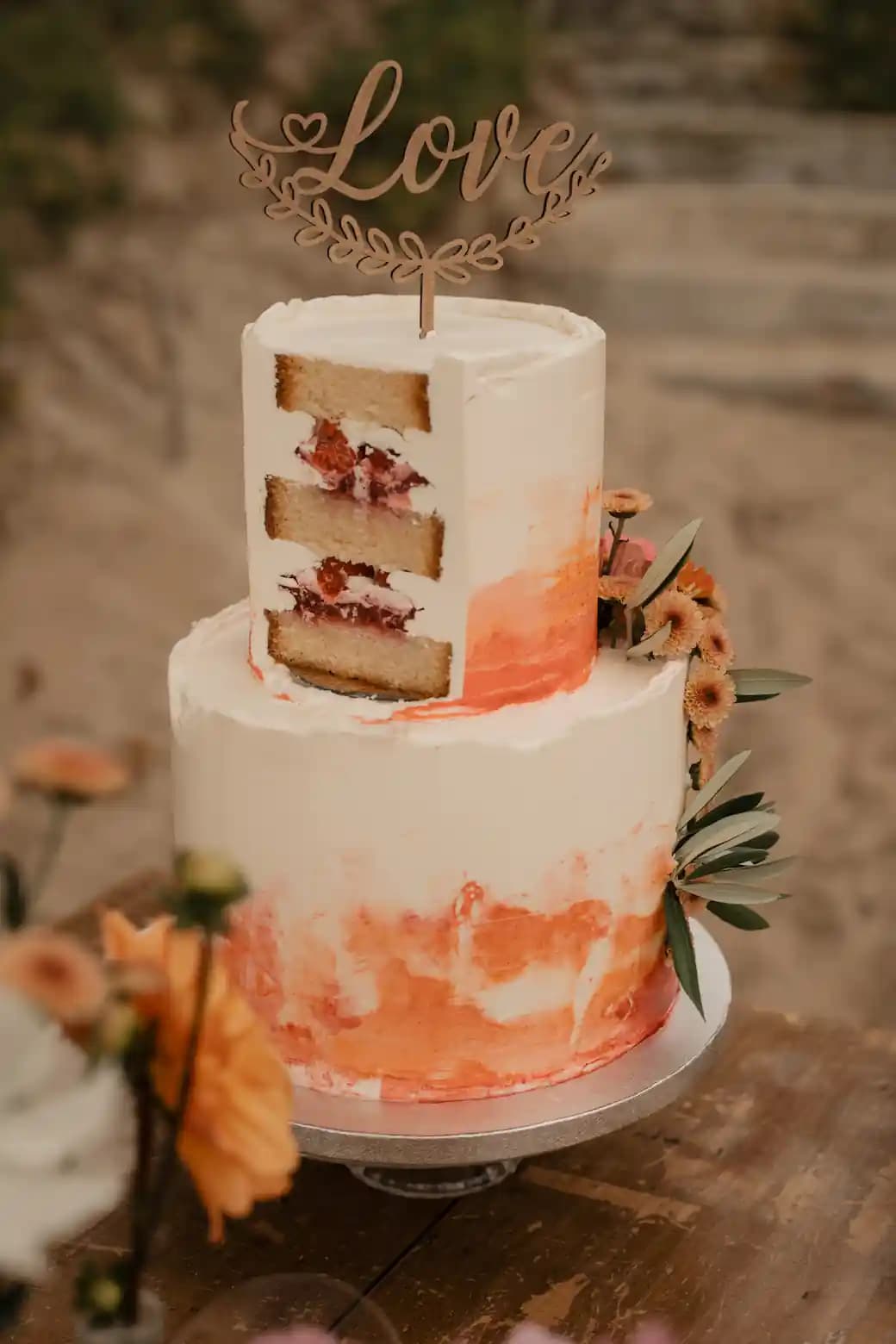 Une wedding cake délicieux et coloré assorti à votre décoration