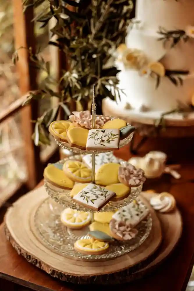 Biscuits personnalisés aux allures citronnées pour votre wedding cake