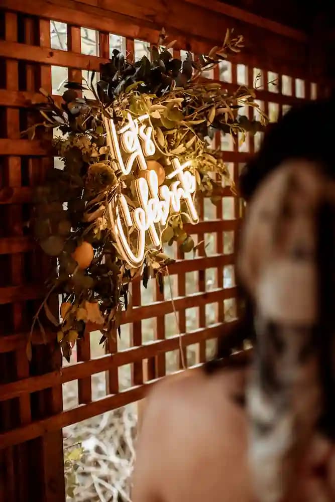 Composition florale avec néon lumineux pour customiser vos espaces